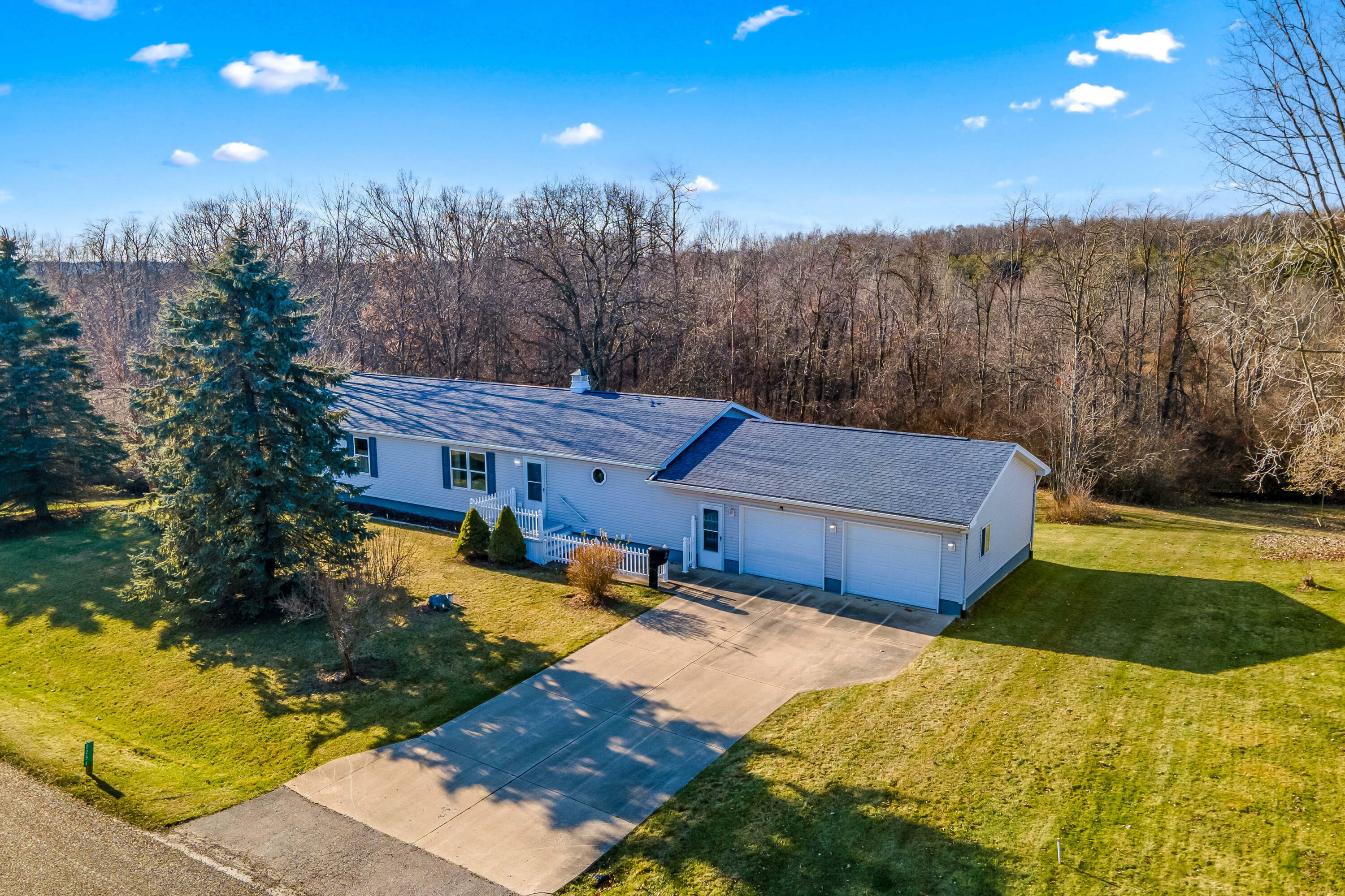 2254 Pondbrooke Drive  Hillsdale MI 49242 photo