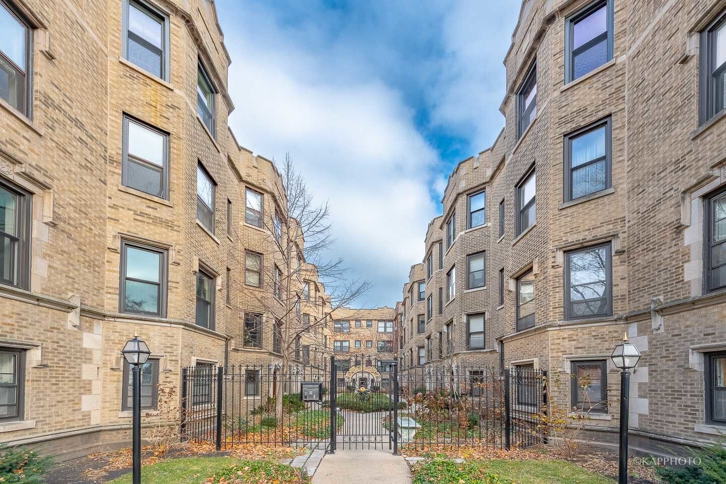 Property Photo: 1222 W Jarvis Avenue 2N IL 60626