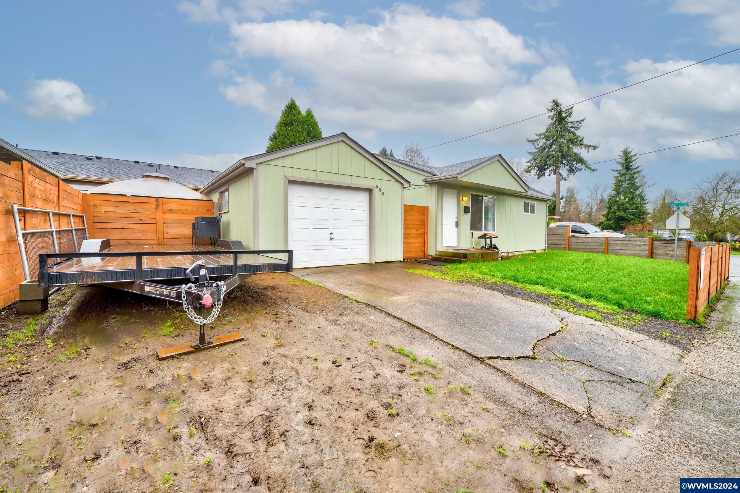 Property Photo:  690  24th St SE  OR 97301 