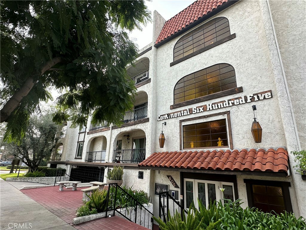 Property Photo: 605 N Louise Street 204 CA 91206