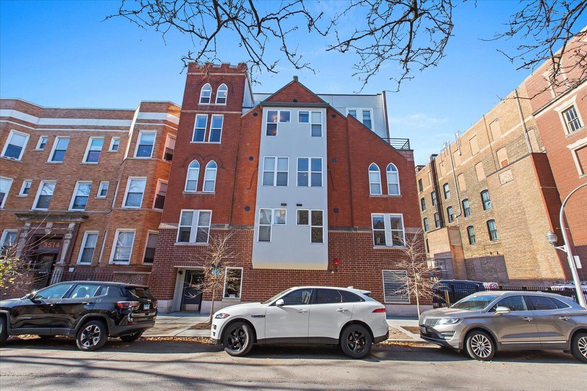 Property Photo: 3516 N Sheffield Avenue 3fs IL 60657