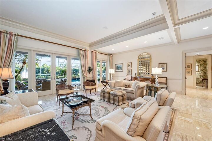 Property Photo: 364 Cromwell Ct FL 34108