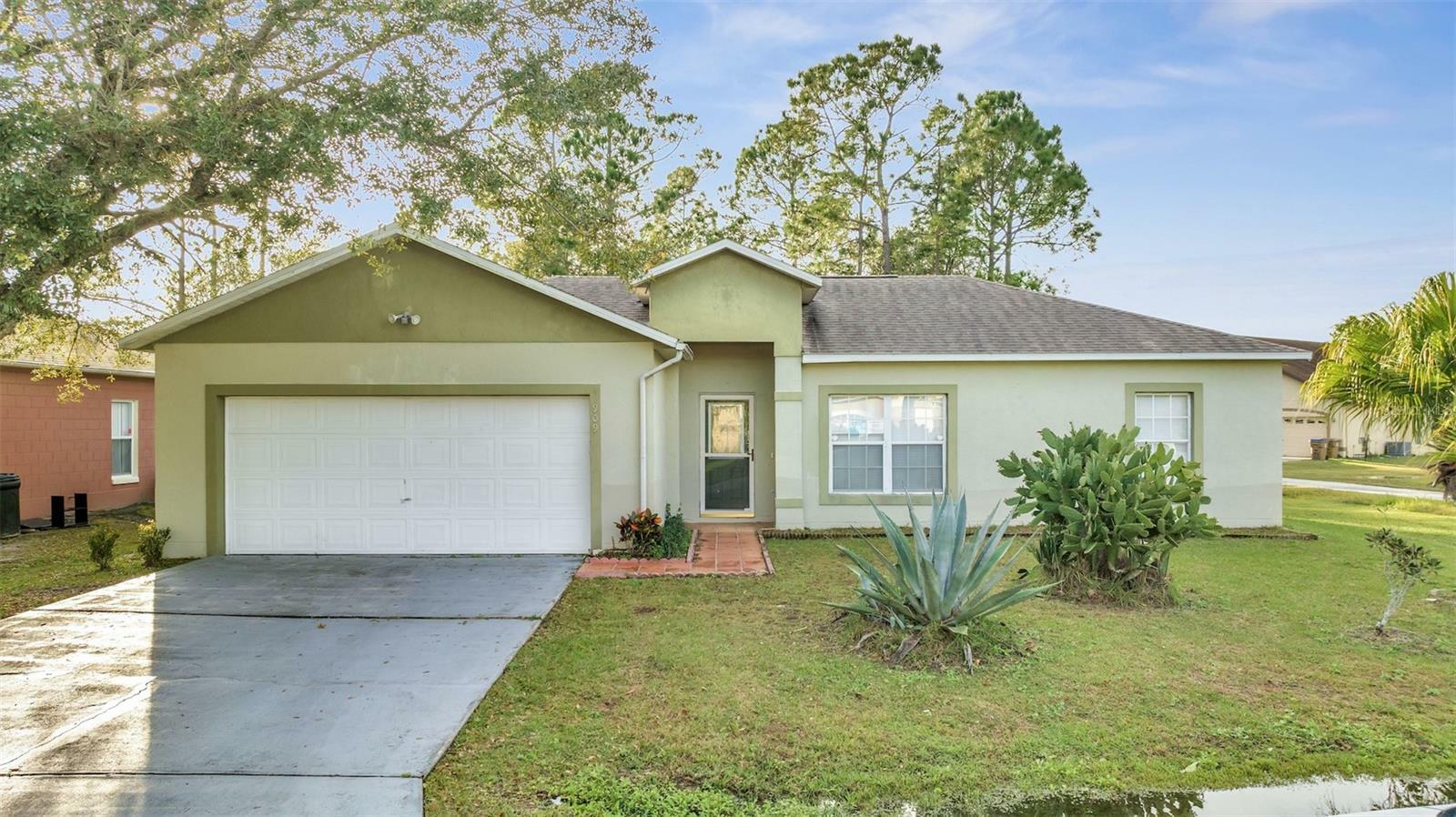 Property Photo:  909 Van Loon Court  FL 34758 