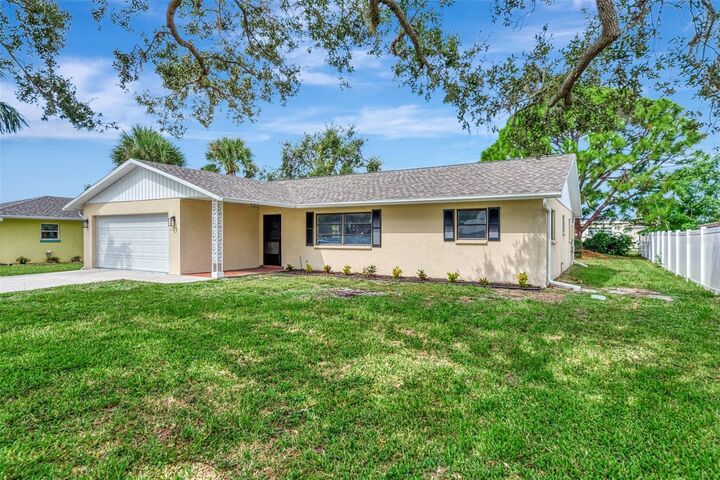 Property Photo:  1135 Ketch Lane  FL 34285 