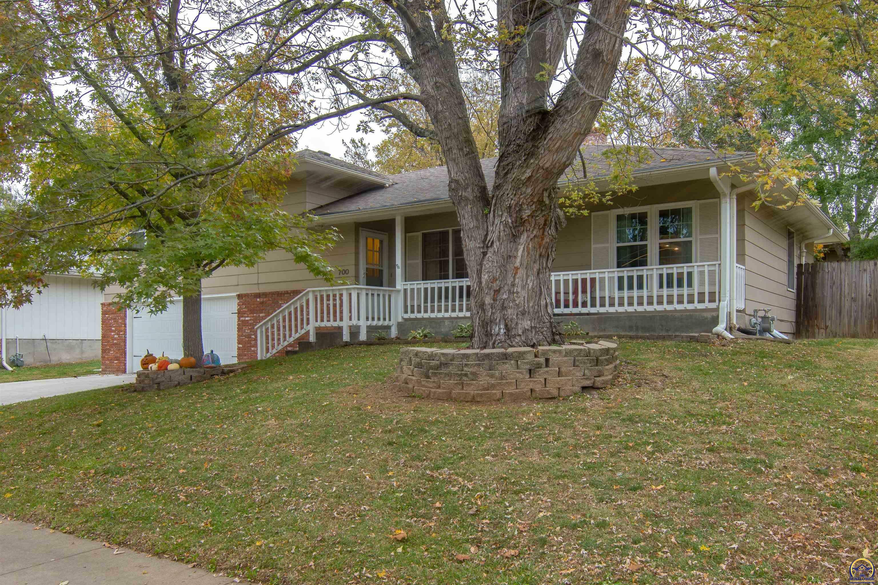 Property Photo:  700 SW Morningside Rd  KS 66606 