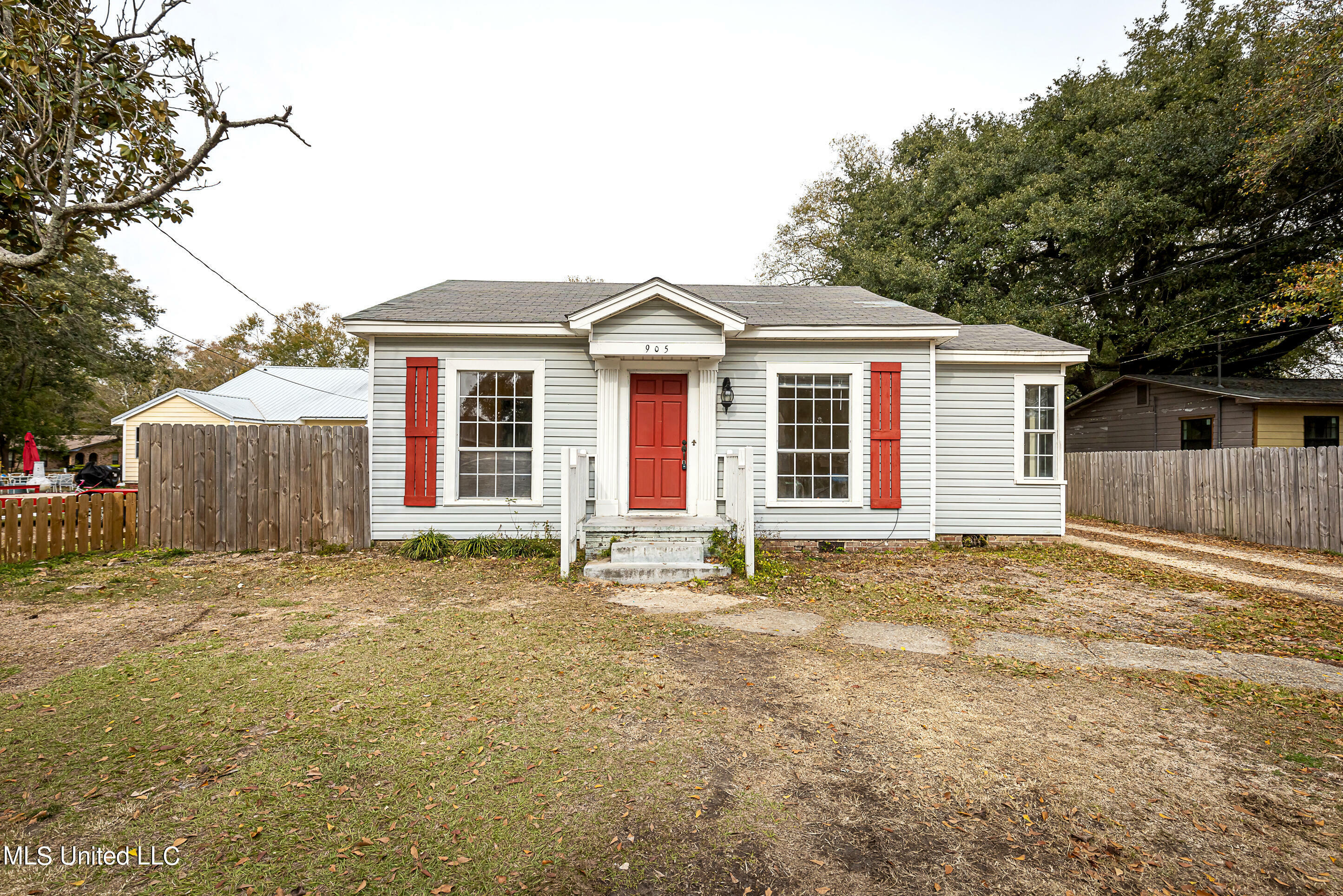 Property Photo:  905 Sarrazin Avenue  MS 39567 