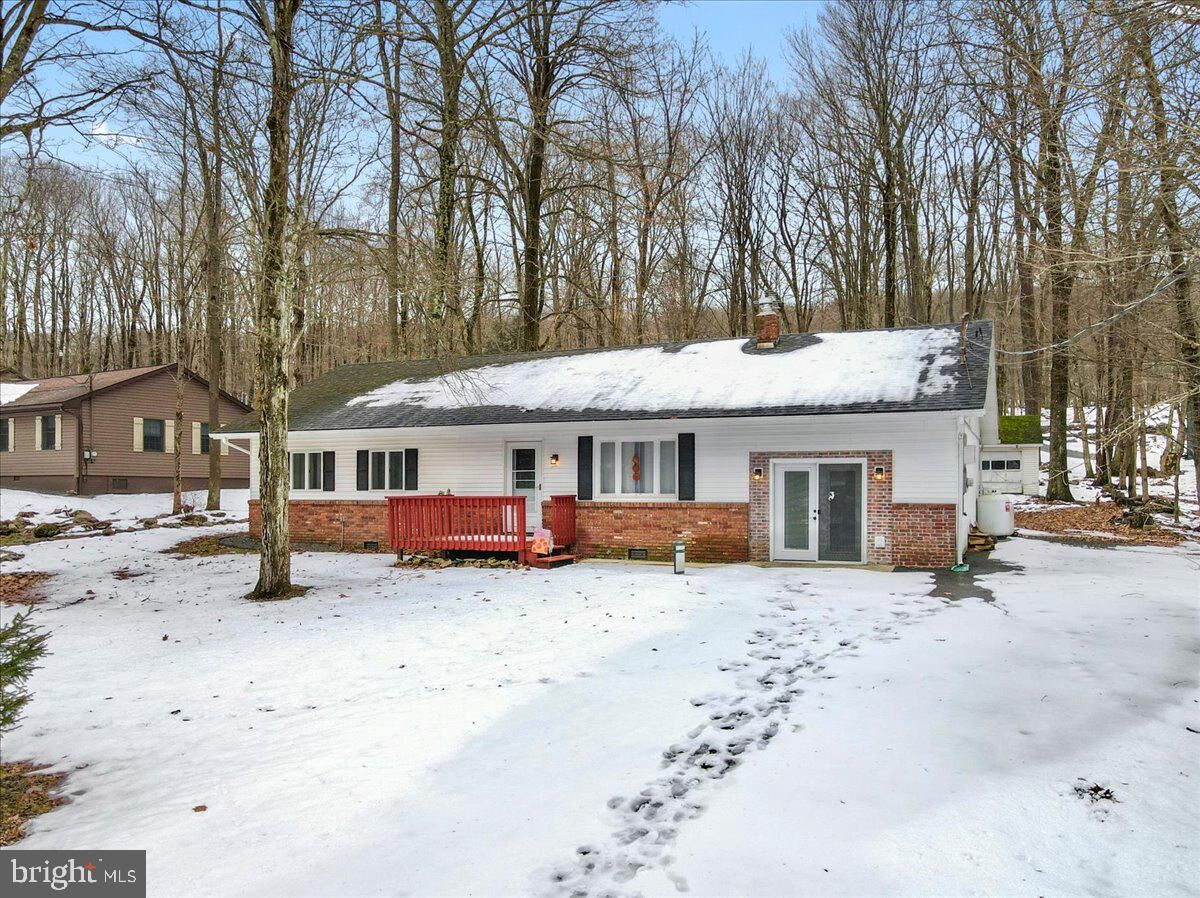 Property Photo:  1509 Locust Lane  PA 18347 