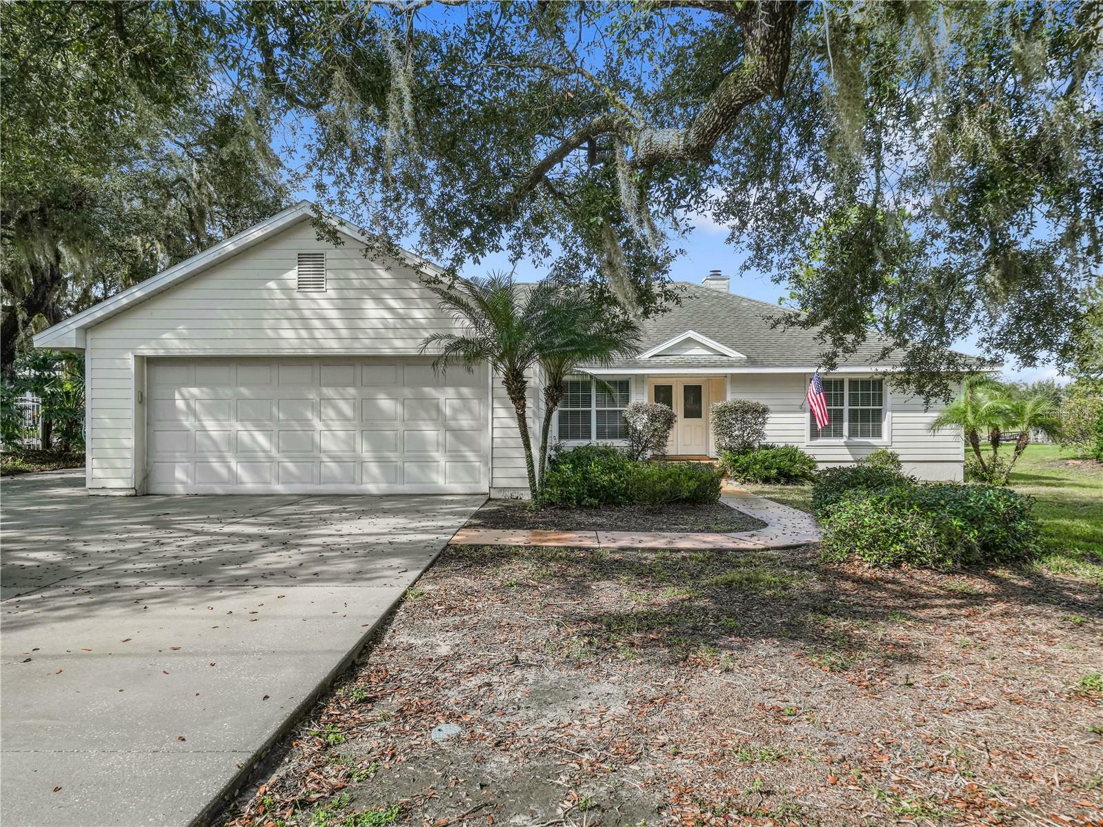 Property Photo:  895 Country Lake Circle  FL 33898 