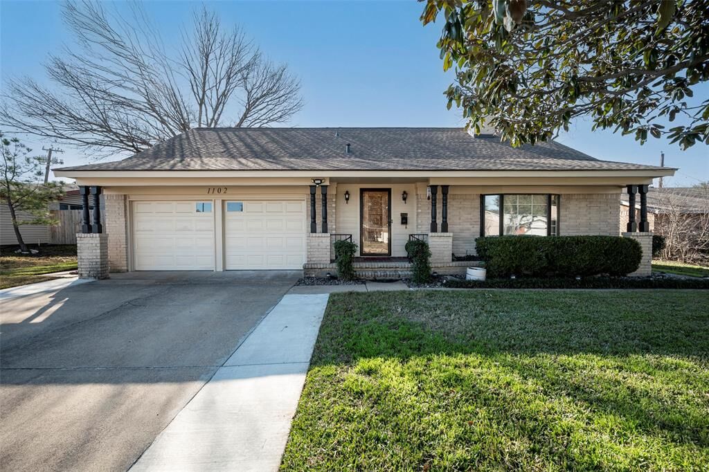 Property Photo: 1102 Edwards Court S TX 75062
