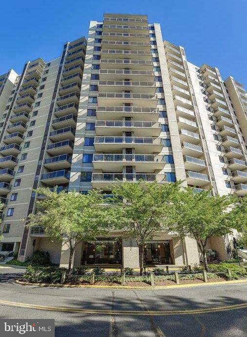 Property Photo: 307 Yoakum Parkway 1722 VA 22304