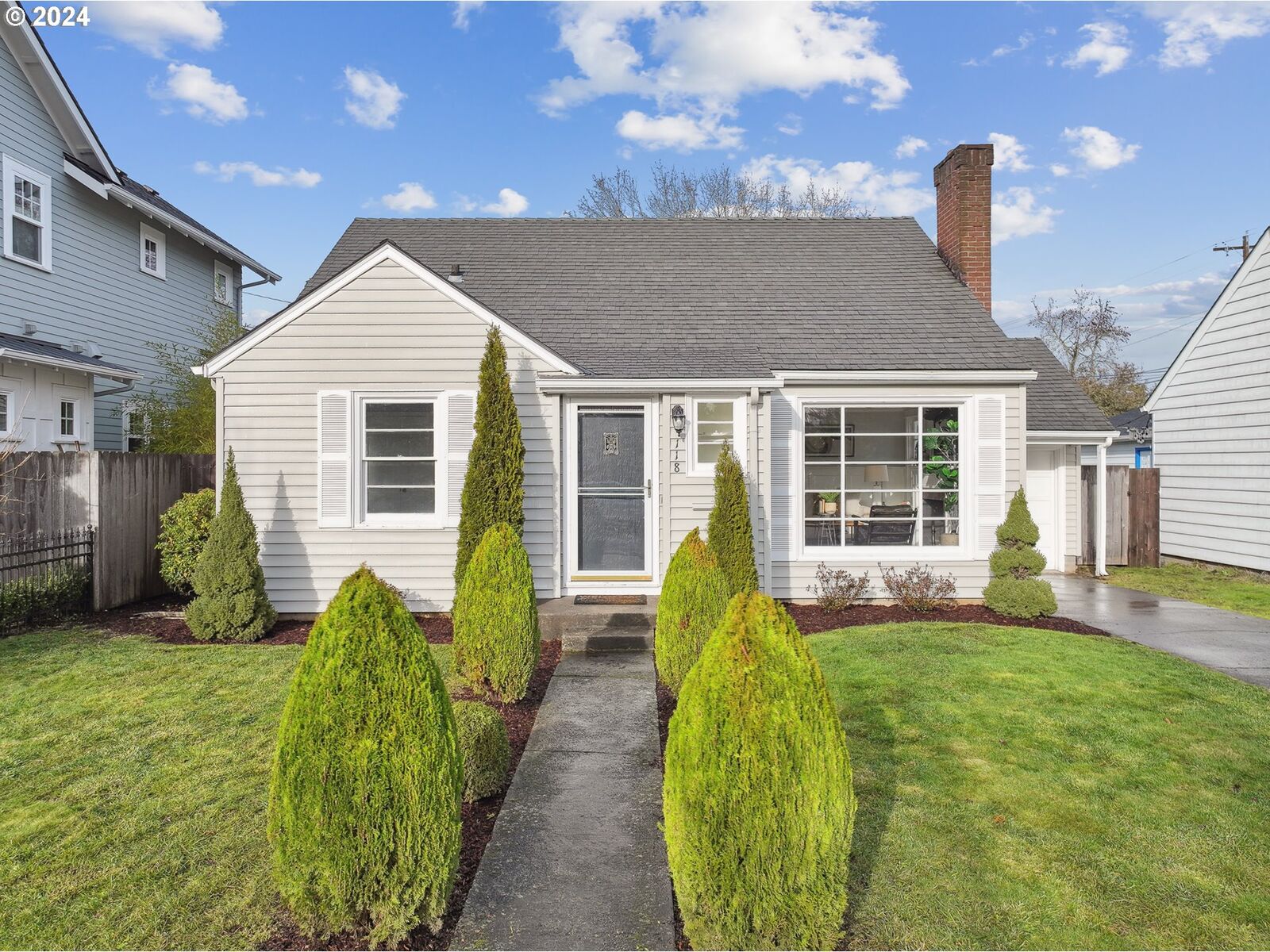 Property Photo:  118 E 36th St  WA 98663 