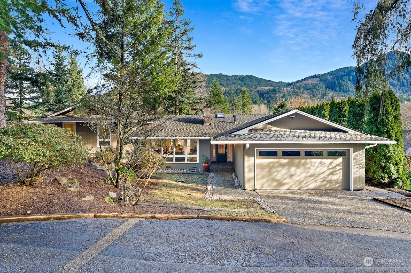 Property Photo:  1590 Sycamore Drive SE  WA 98027 