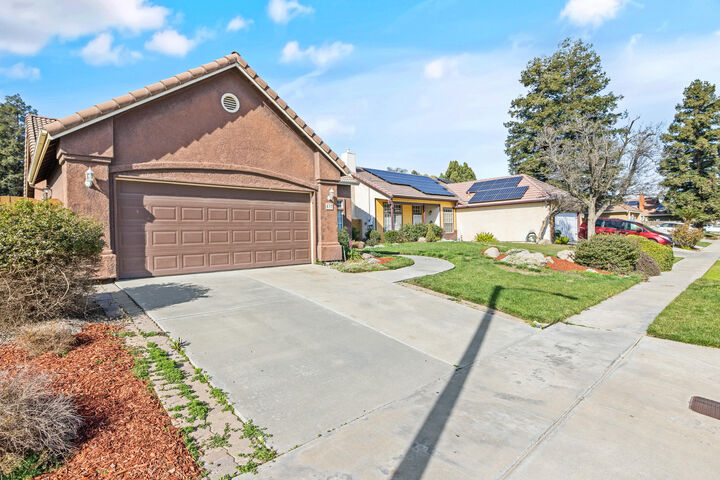 537 S Latimer Street  Tulare CA 93274 photo