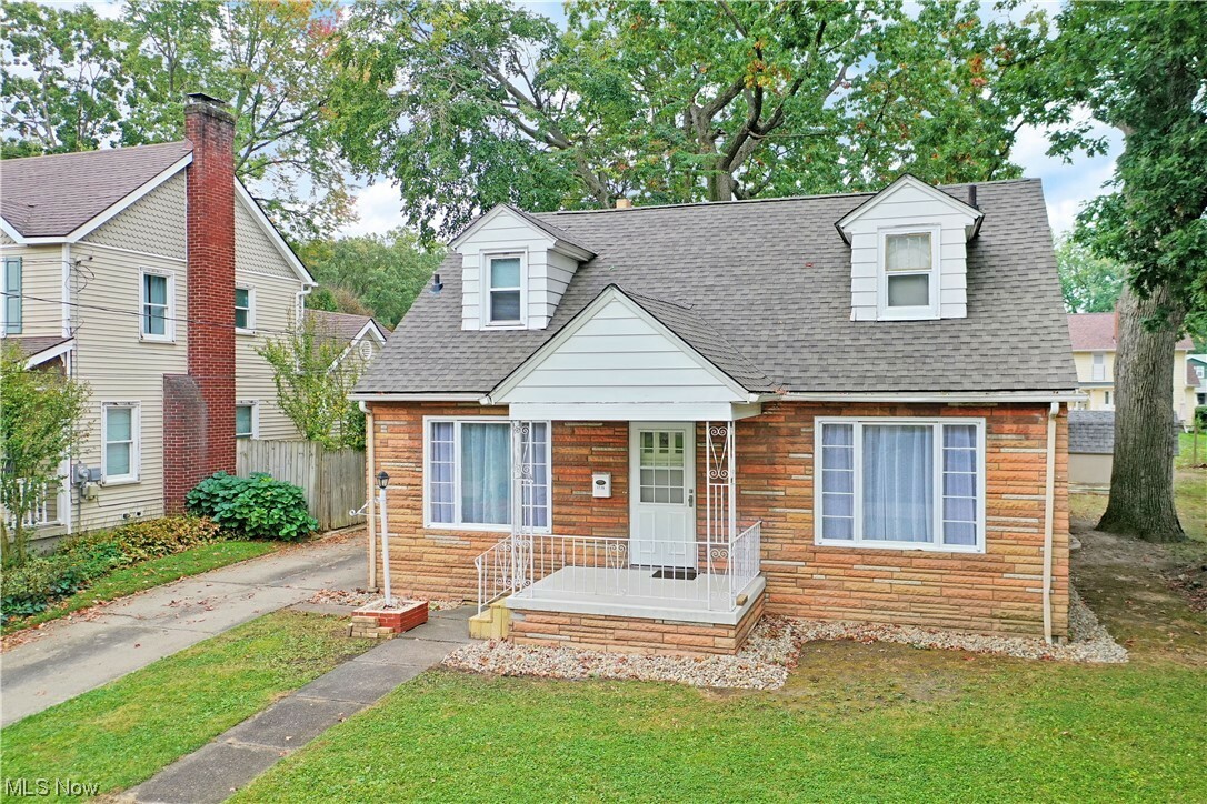 Property Photo:  1736 Hollywood Street NE  OH 44483 