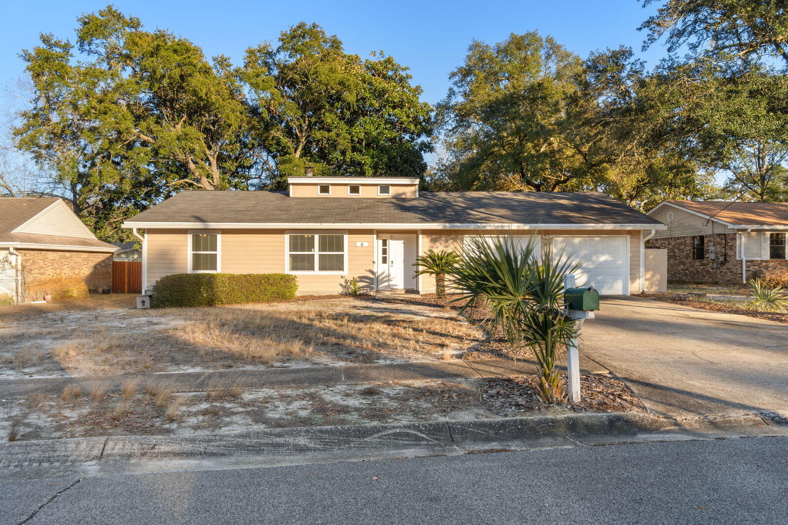 Property Photo: 4 Hampton Court FL 32569