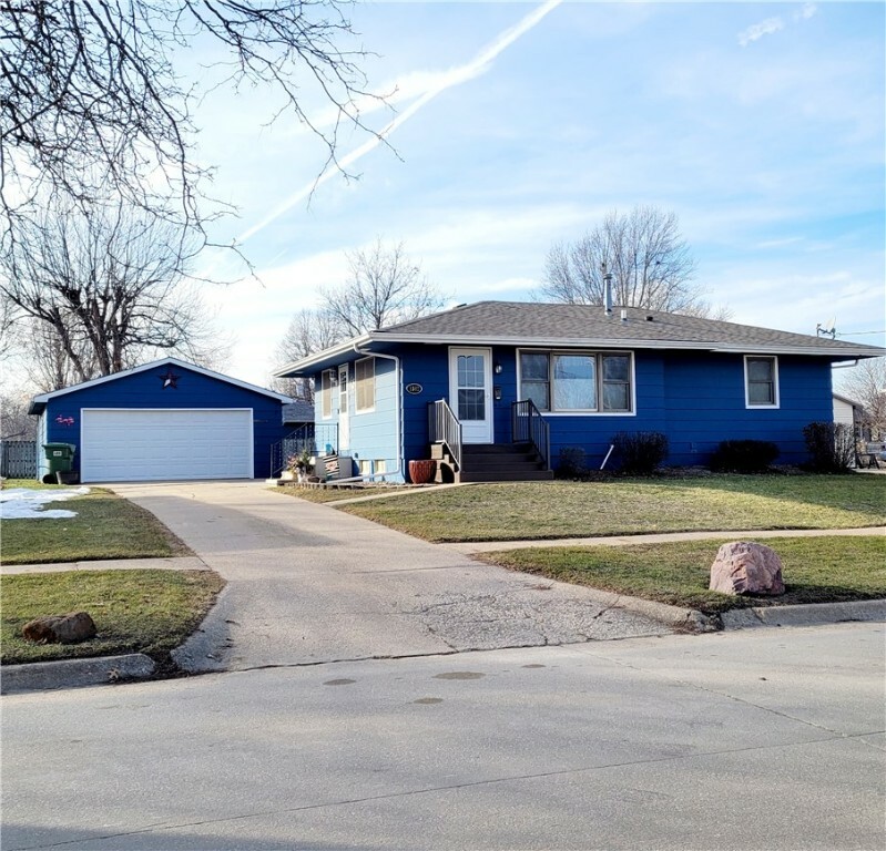 Property Photo:  1302 N Brobst Street  IA 50138 