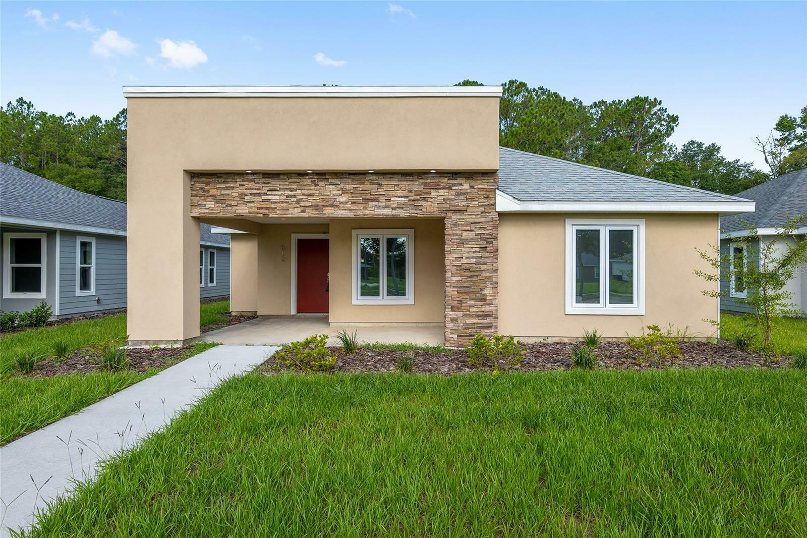 Property Photo: 812 SE 16th Drive FL 32641