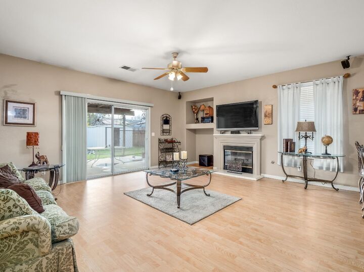 Property Photo:  5718 E Burns Avenue  CA 93727 