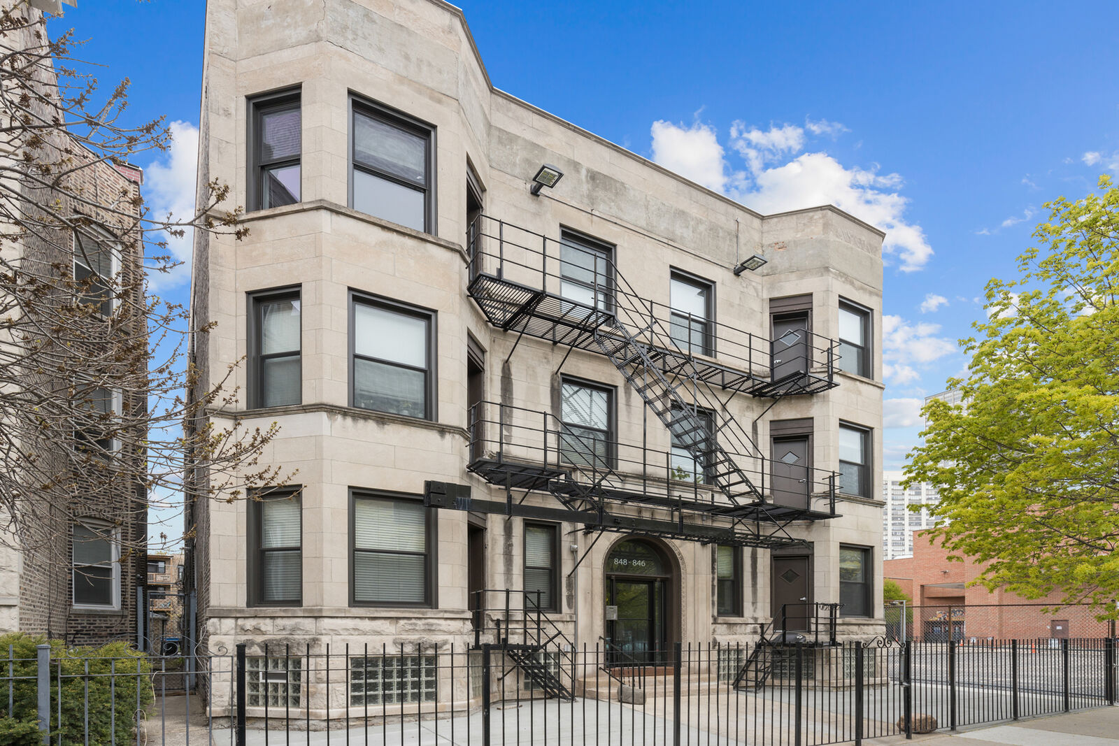 Property Photo:  846 W Sheridan Road 3F  IL 60613 
