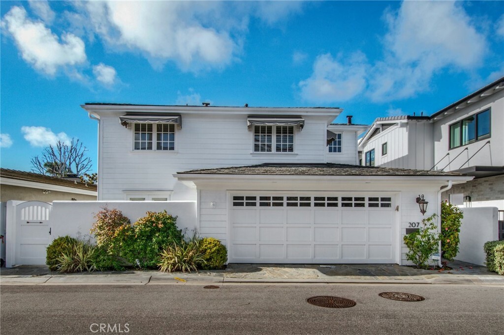 Property Photo: 207 Via Mentone CA 92663