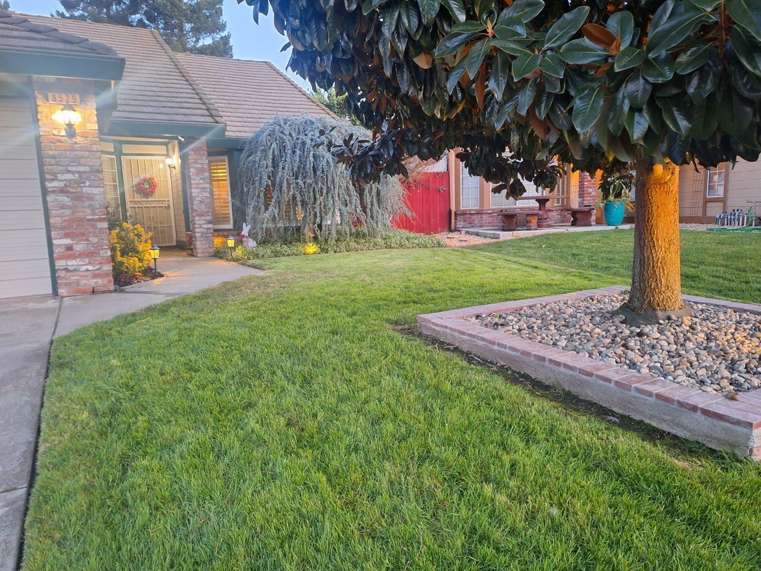 Property Photo: 8529 Brentwick Way CA 95823