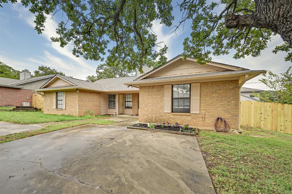 Property Photo: 706 Woodland Court TX 76060