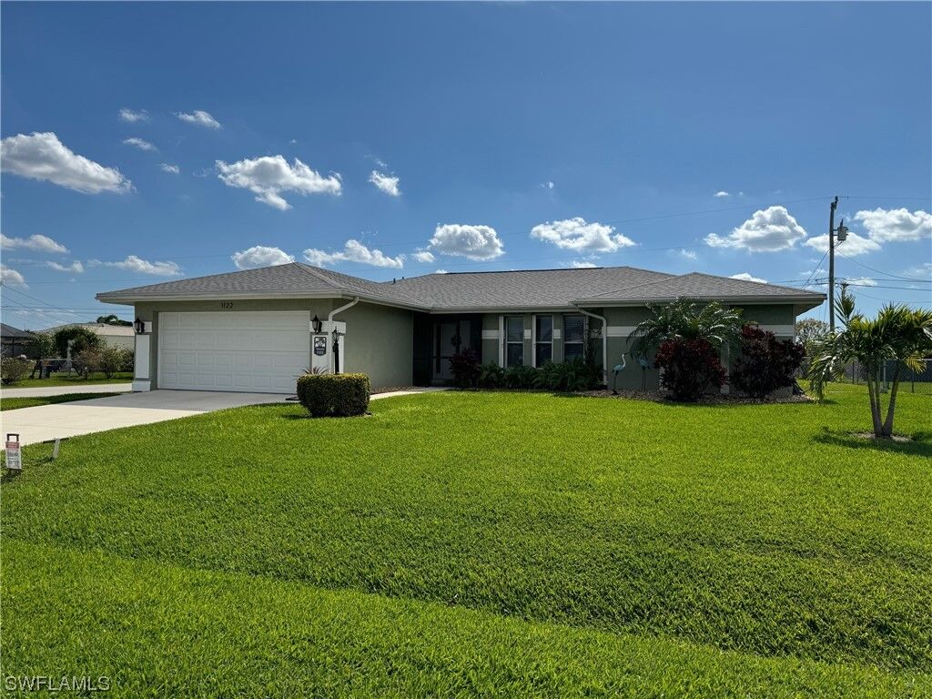 Property Photo: 1122 SE 32nd Terrace FL 33904