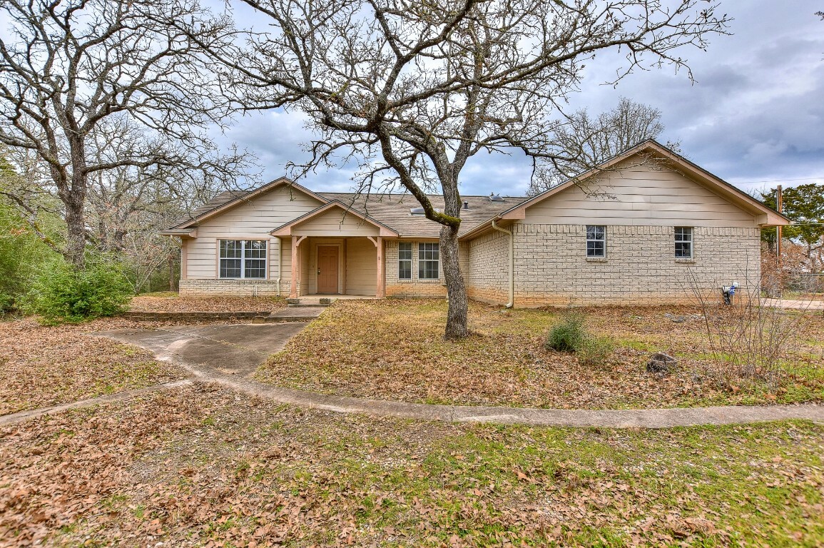 Property Photo:  231 W Oak Loop  TX 78612 