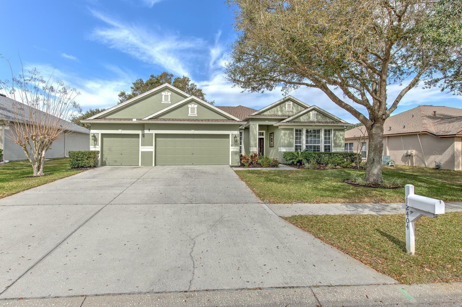 Property Photo:  12404 Riverglen Drive  FL 33569 