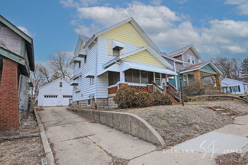 Property Photo:  1041 Toren Street SE  MI 49507 