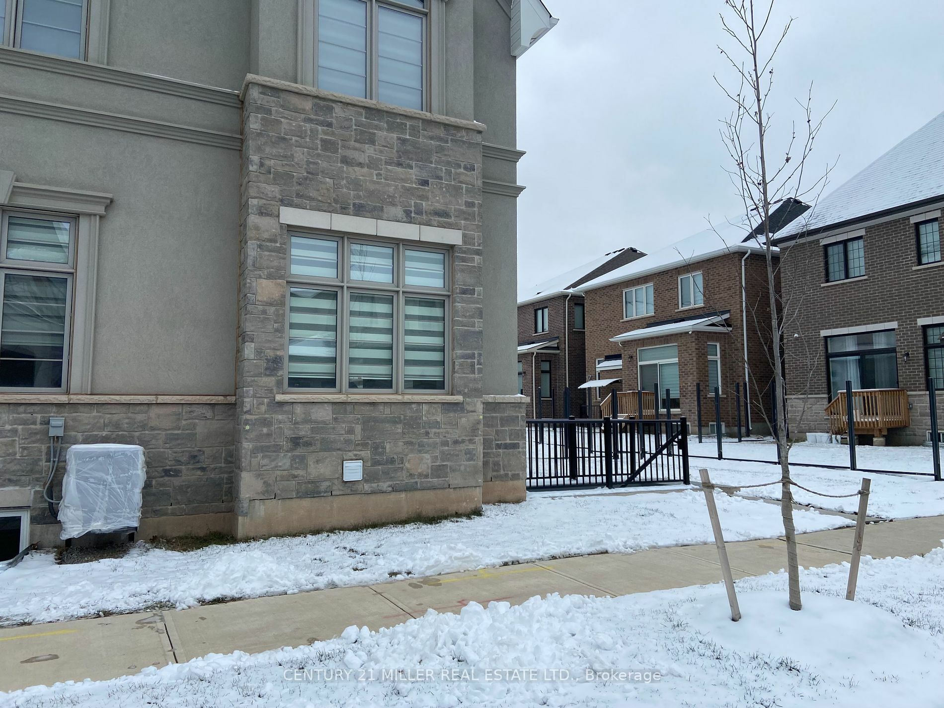 Property Photo:  1449 Everest Cres Low Lvl  ON L6H 3S4 
