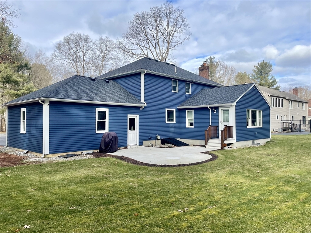 Property Photo:  4 Meadow Ln  MA 01886 