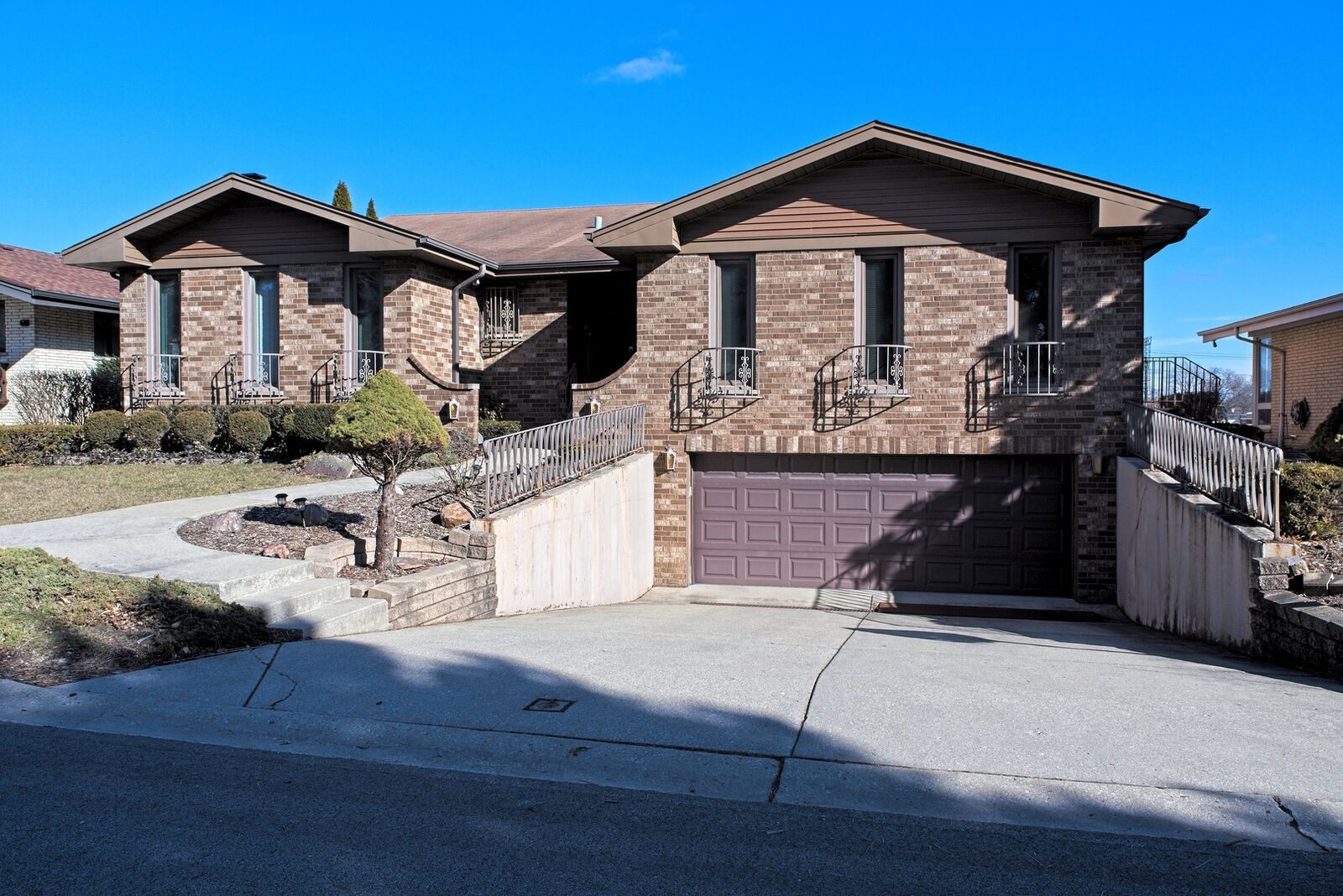 Property Photo:  2819 S Briarwood Drive W  IL 60005 