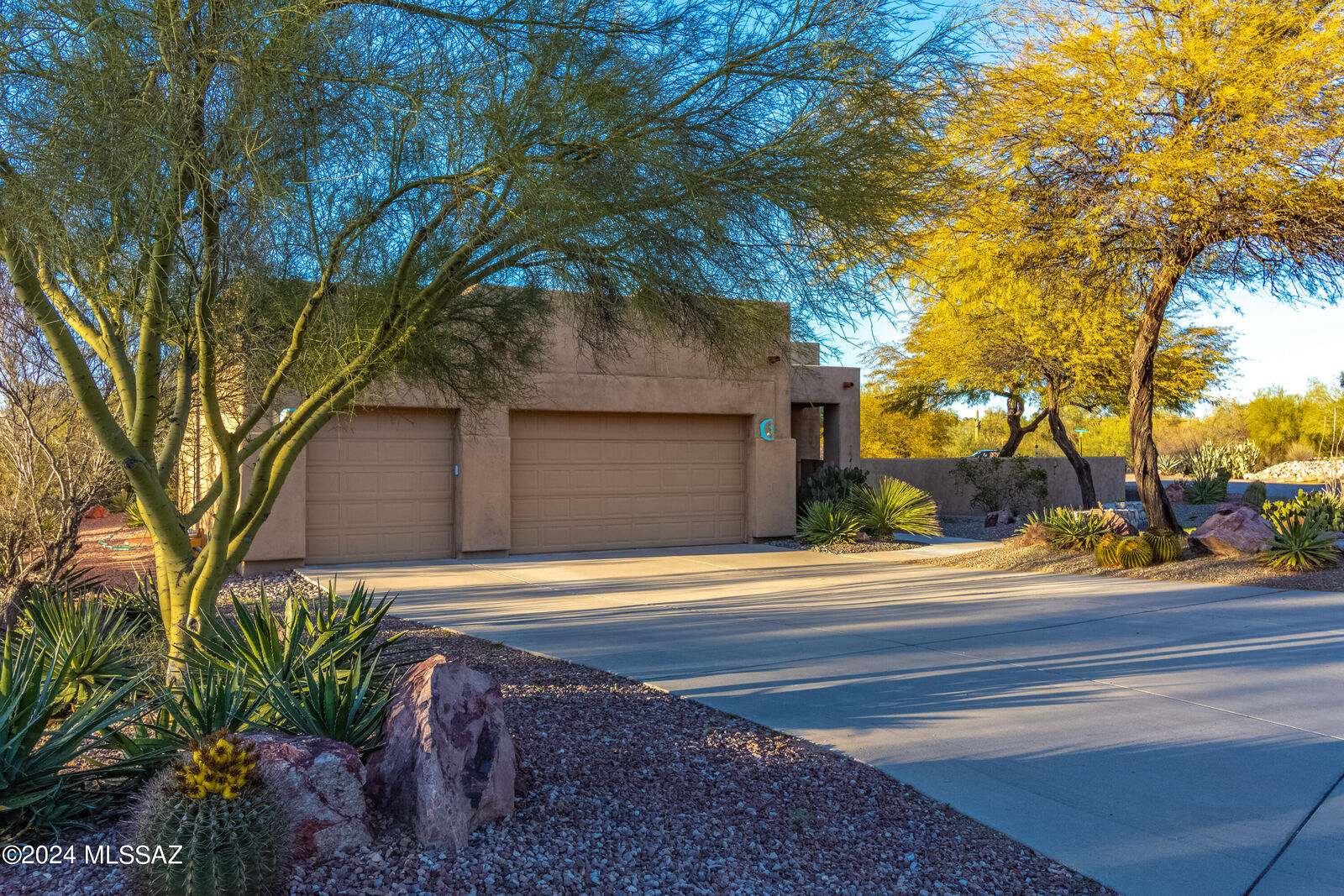 Property Photo:  6077 N Panorama Ridge Place  AZ 85704 