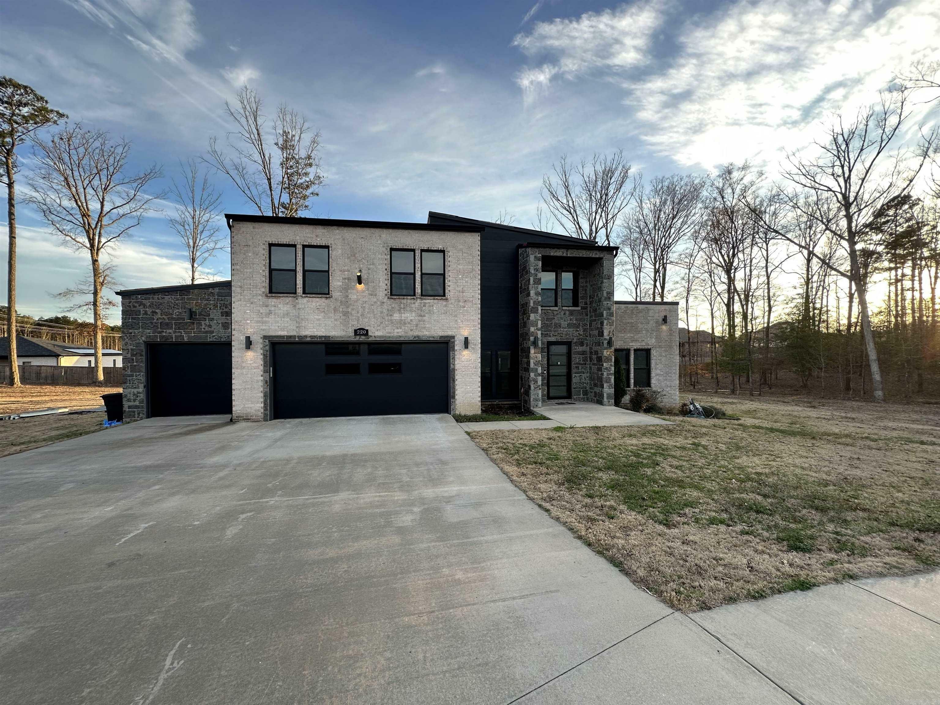 Property Photo:  220 Oak Tree Rdg  AR 72150 