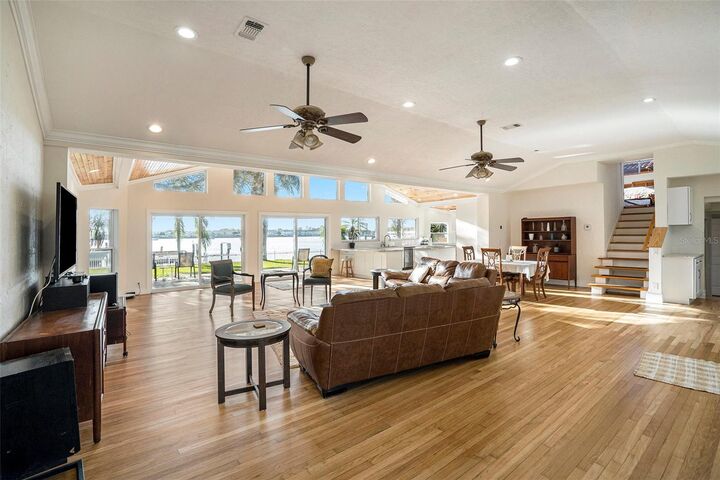 Property Photo:  318 Ling A Mor Terrace S  FL 33705 
