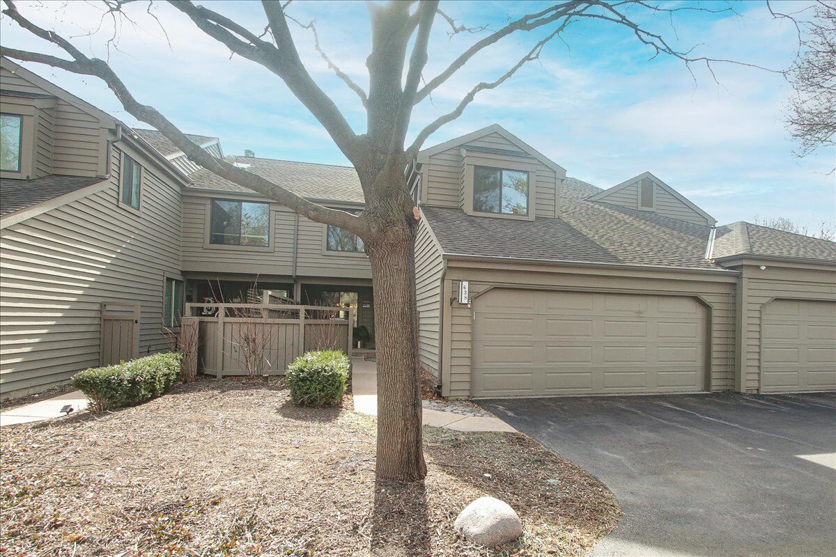 Property Photo:  638 Golf Lane  IL 60010 
