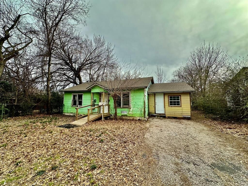 Property Photo: 210 North Avenue TX 76273
