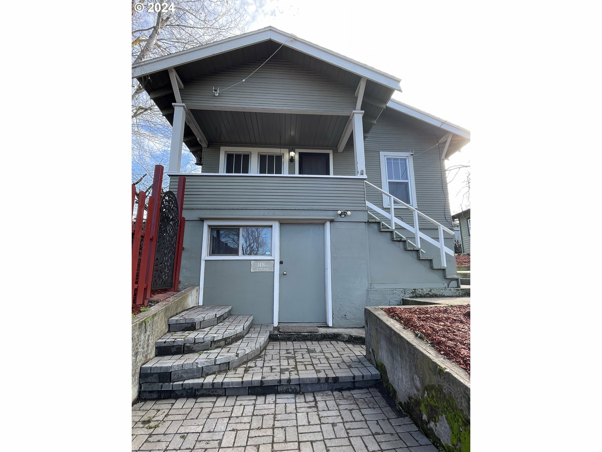 Property Photo: 1416 1/2 E 10th Pl OR 97058