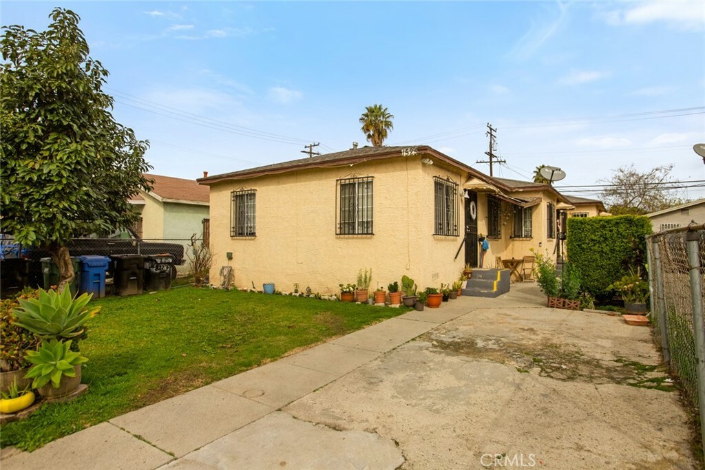 Property Photo:  1525 E 87th Place  CA 90002 