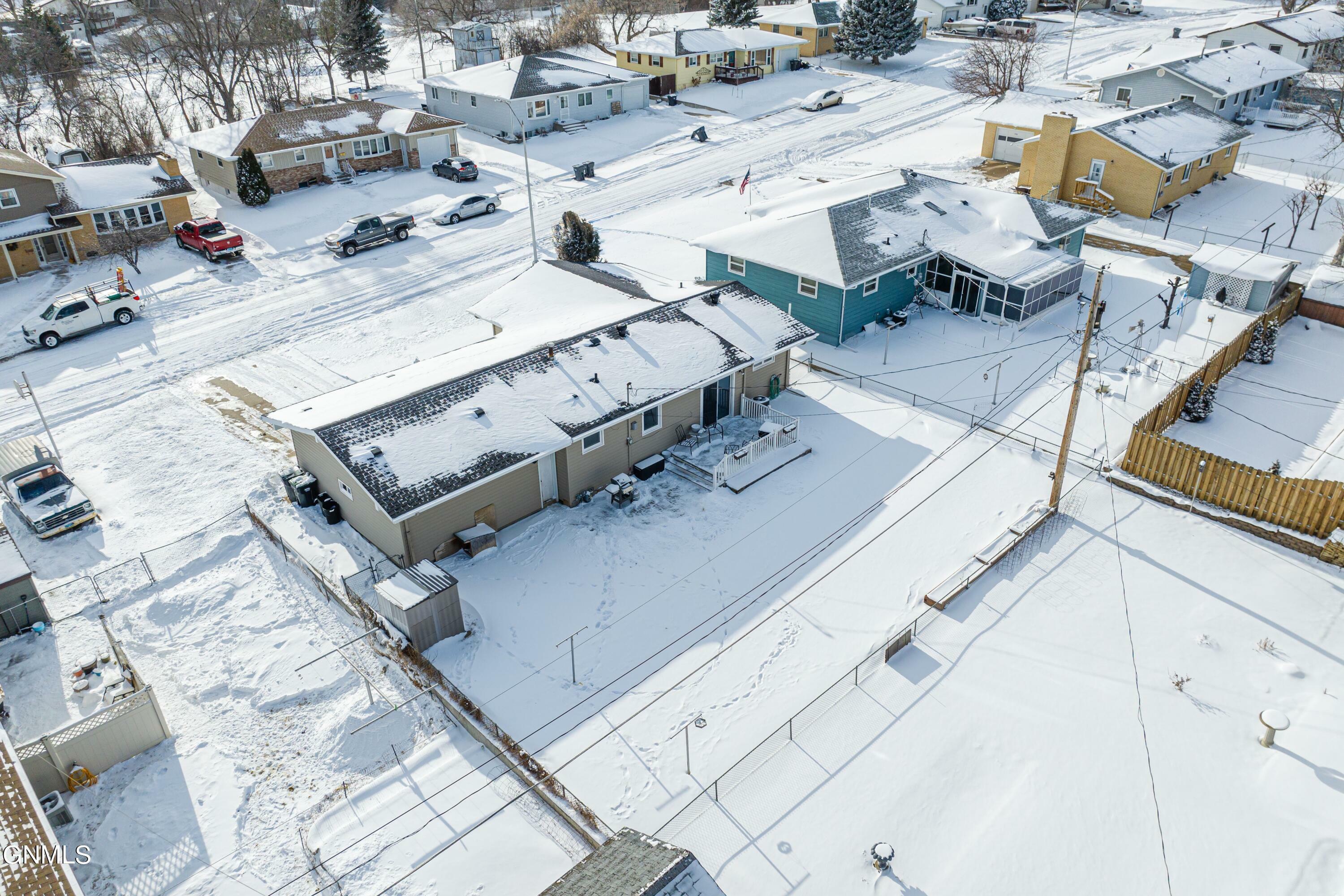 Property Photo:  702 13 Avenue NW  ND 58554 