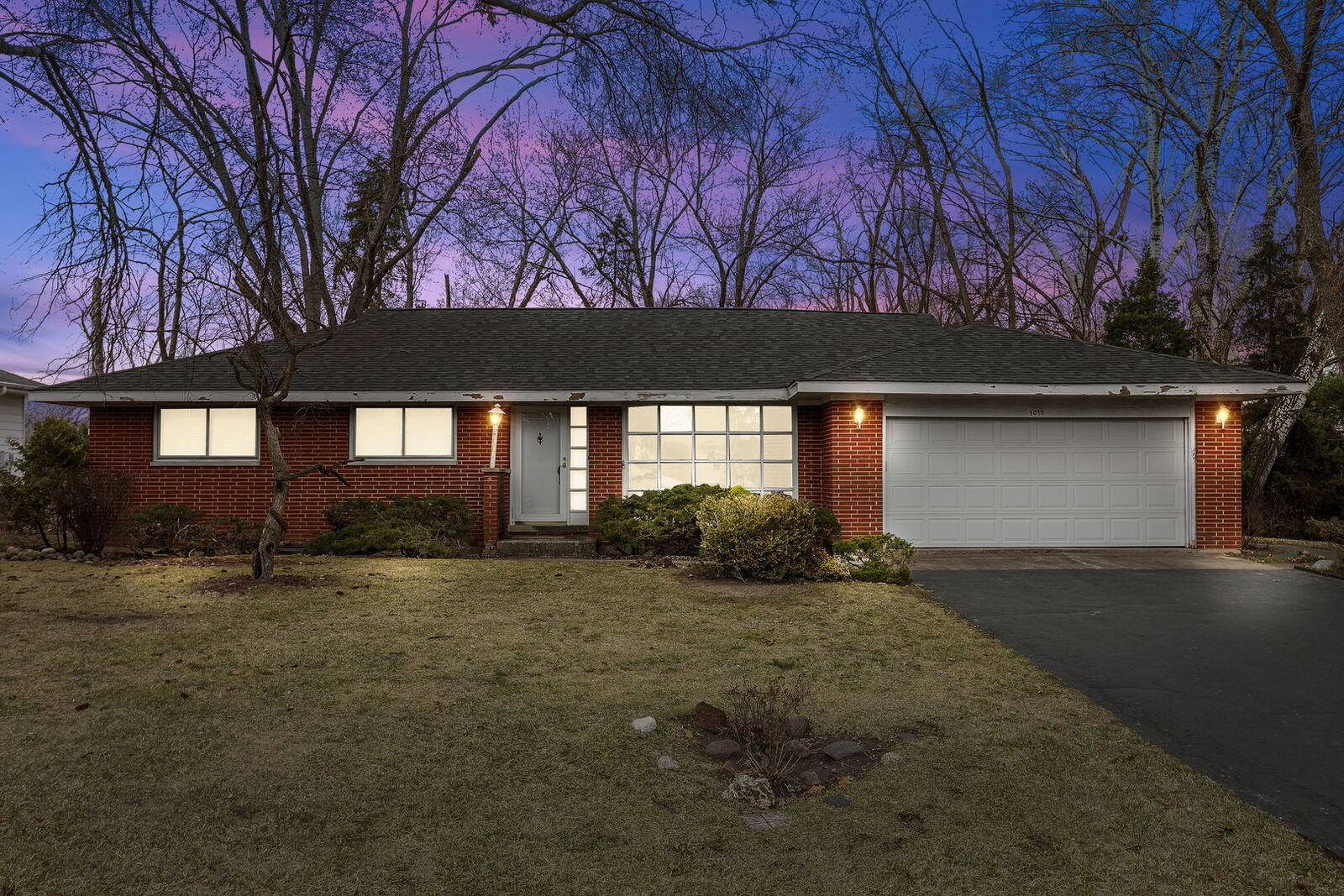 Property Photo: 1010 W Elm Street IL 60067