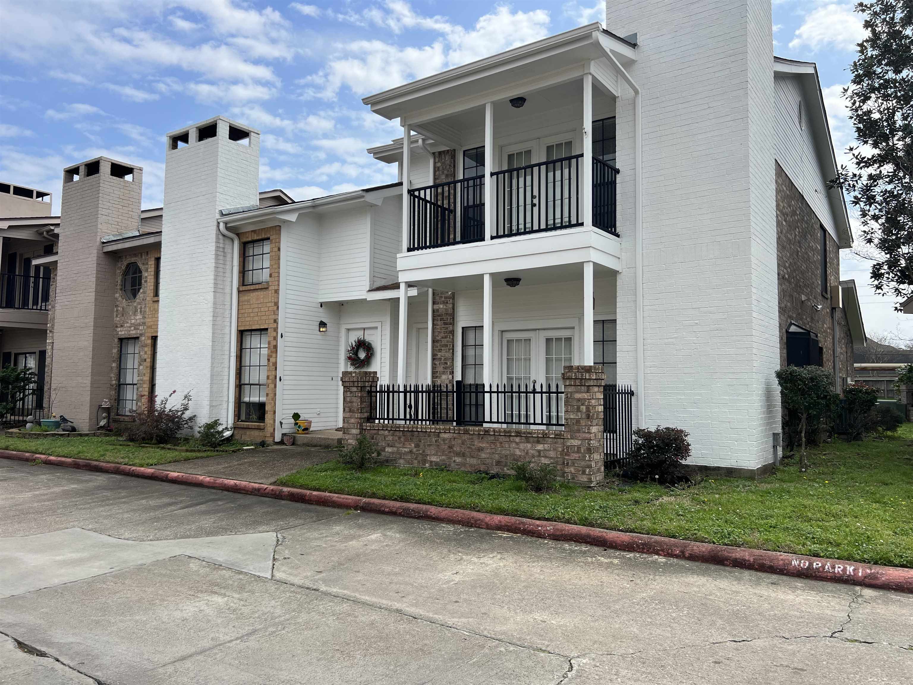 Property Photo:  1620 Wellington Pl Apt 601  TX 77706-3386 