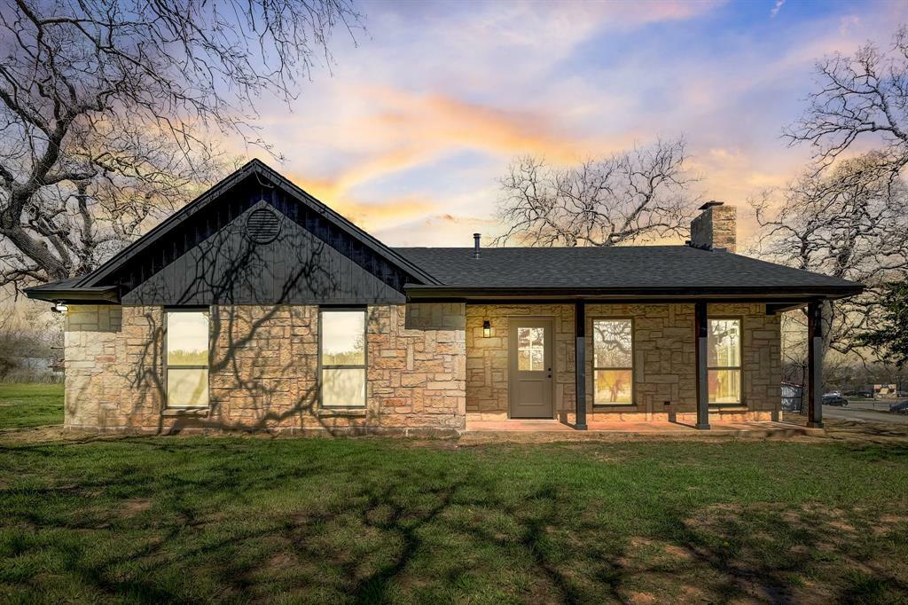Property Photo: 220 S Ash Terrace TX 76082