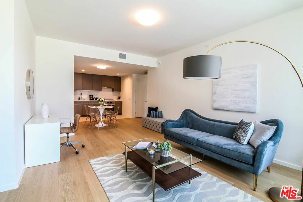 Property Photo:  889 Francisco Street 911  CA 90017 