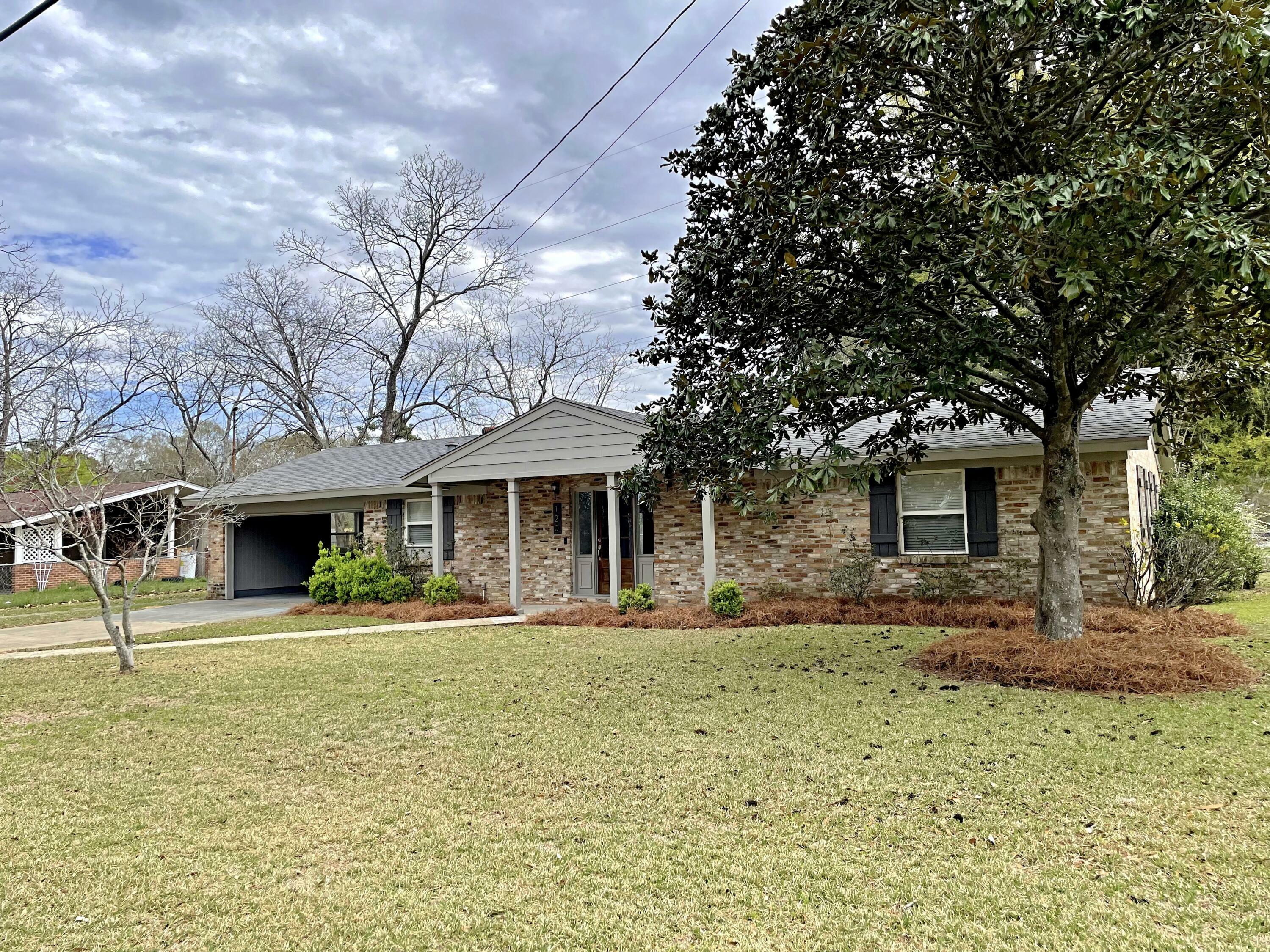 Property Photo:  120 Lamar Ave.  MS 39402 