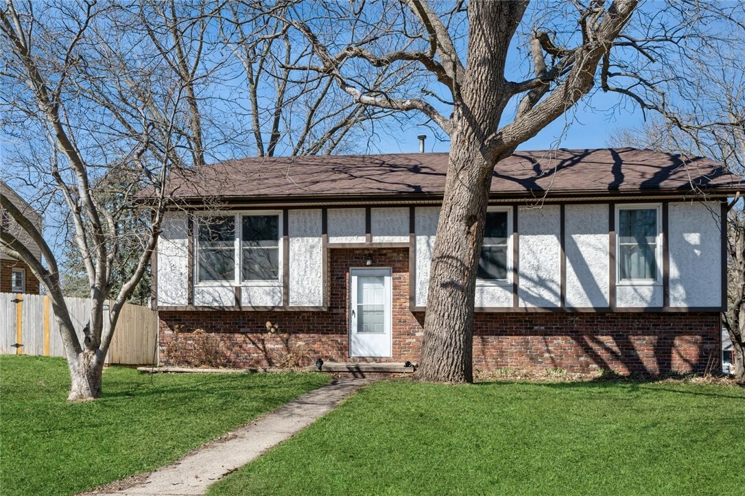 Property Photo:  4918 E Oakwood Drive  IA 50327 