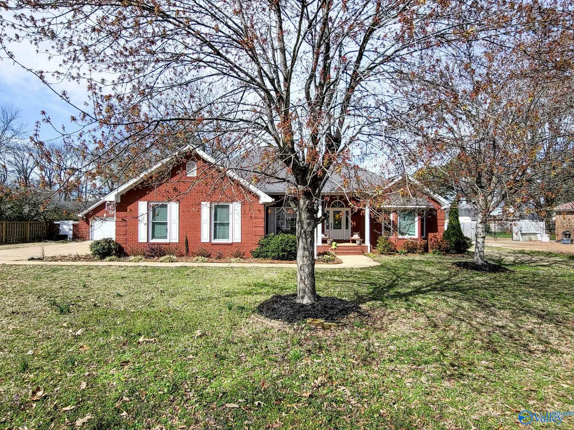 Property Photo:  104 Hillside Drive  AL 35661 