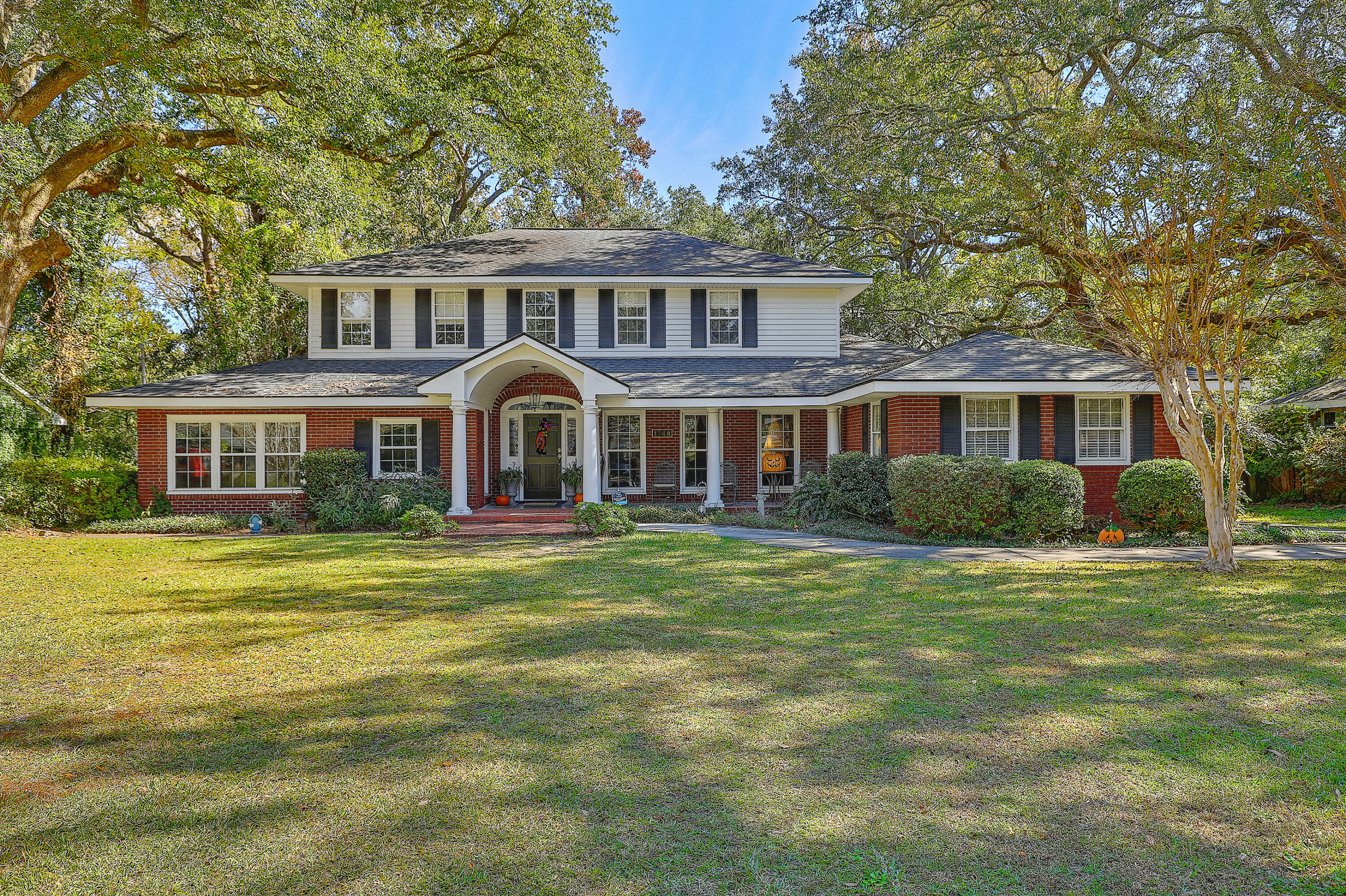 Property Photo:  1748 Somerset Circle  SC 29407 