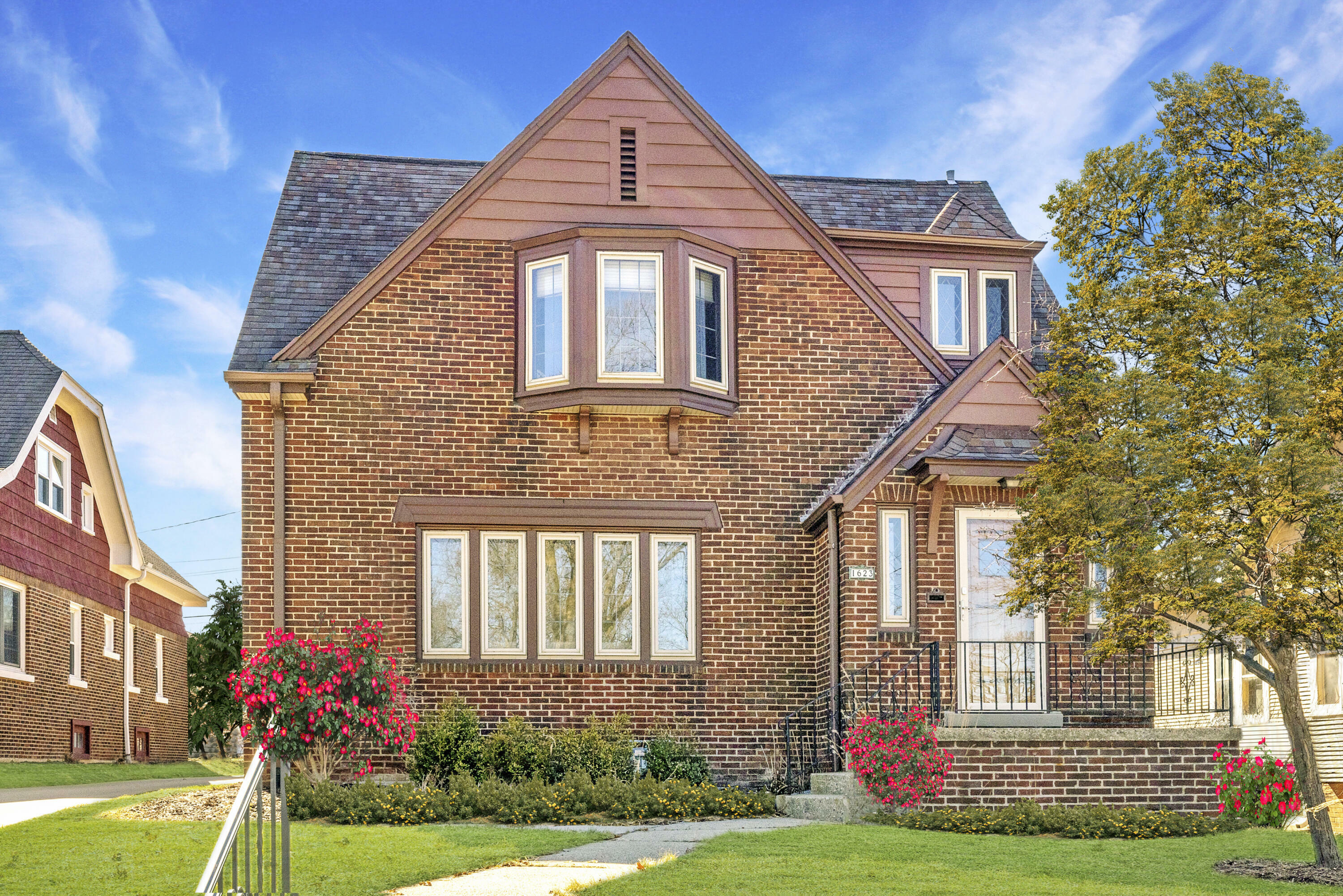 Property Photo:  1623 E Lake Bluff Blvd  WI 53211 